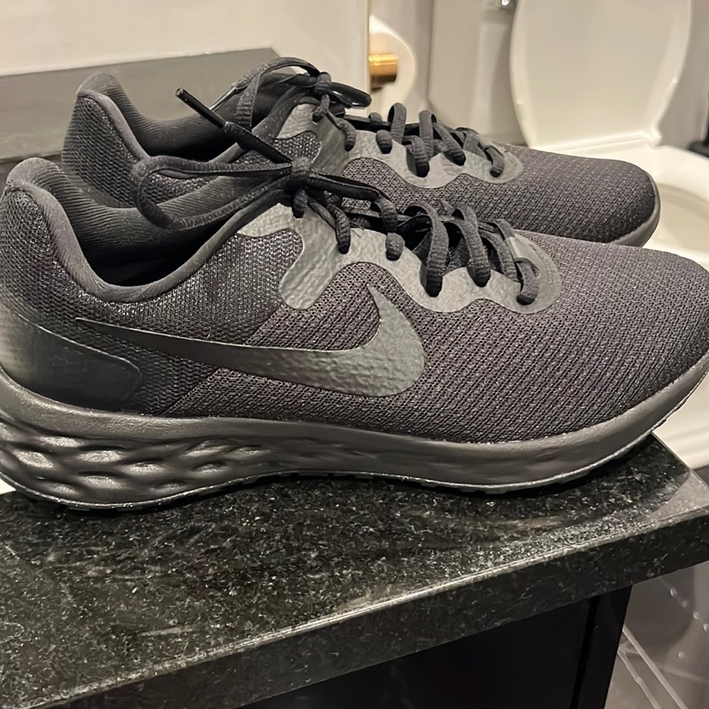 Brand new women's black Nike sneakers size 8.5
